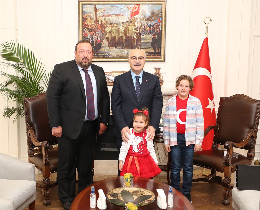İzmir depreminin simgesi Ayda’dan Vali Köşger’e ziyaret