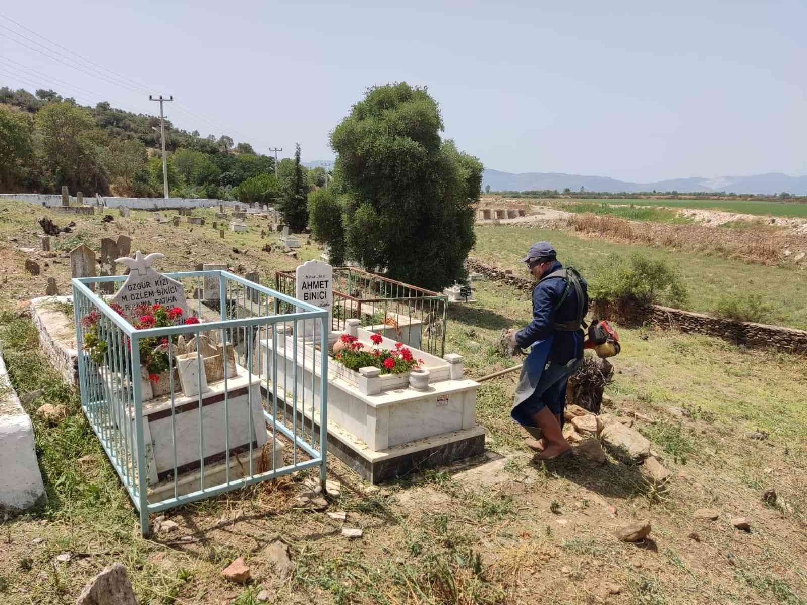 Söke Belediyesi, bayram öncesi mezarlık temizliği gerçekleştirdi