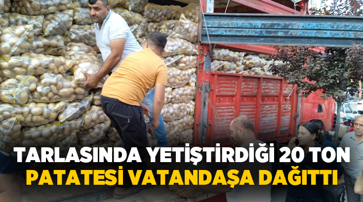 Afyonkarahisar’da bir üretici, tarlasında yetiştirdiği patatesleri çuvallarla vatandaşa dağıttı.Sandıklı ilçesi