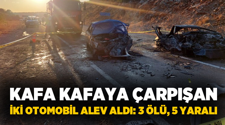 Karabük’ün Eflani ilçesinde kafa kafaya çarpışan iki otomobil alev aldı.