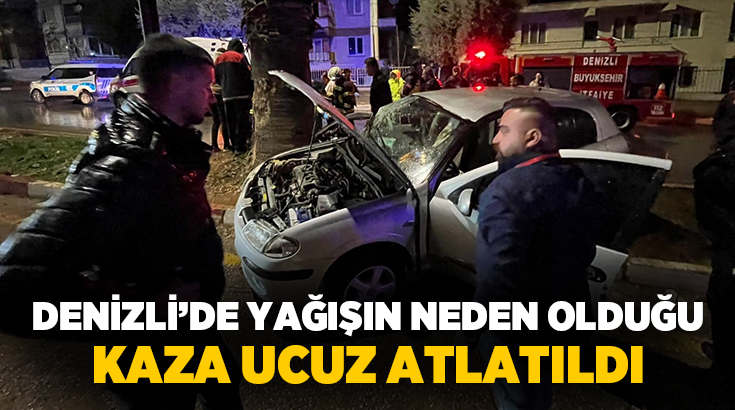 Denizli'nin Buldan ilçesinde yağış nedeniyle kayganlaşan yolda otomobilin refüje çıktığı