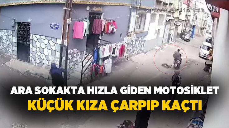 Gaziantep’te sokaktan hızla geçen bir motosiklet, ailesiyle yolda yürüyen küçük
