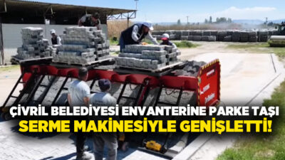Çivril Belediyesi’nin envanterine katılan modern parke taşı serme makinesiyle yol
