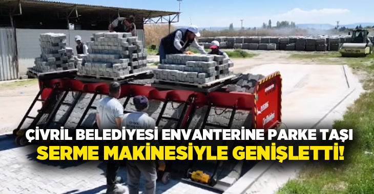 Çivril Belediyesi’nin envanterine katılan modern parke taşı serme makinesiyle yol