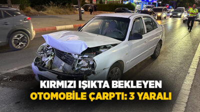 Uşak'ta kırmızı ışıkta bekleyen otomobile bir başka otomobilin çarpması sonucu