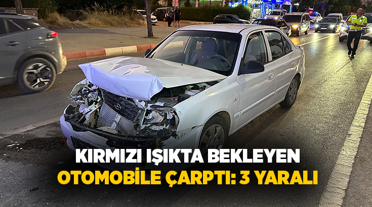 Uşak'ta kırmızı ışıkta bekleyen otomobile bir başka otomobilin çarpması sonucu