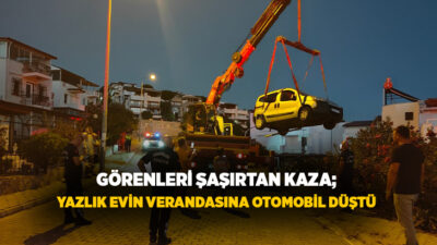 Aydın'ın Kuşadası ilçesinde geri manevra yapan sürücünün kontrolünü kaybettiği otomobil,