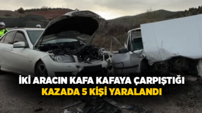 Tokat’ta iki otomobilin kafa kafaya çarpıştığı kazada 5 kişi yaralandı.