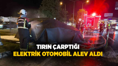 Aydın’ın Efeler ilçesinde tırla çarpışan Tesla marka otomobil alev topuna