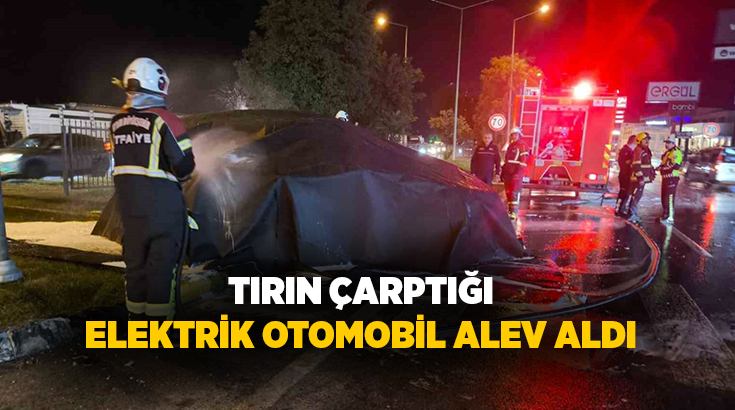 Aydın’ın Efeler ilçesinde tır ile çarpışan elektrikli otomobil alev alırken,